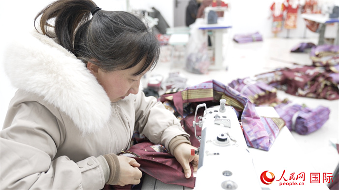 1月24日，在山東省菏澤市曹縣大集鎮(zhèn)云牧服飾有限公司，高燕正在縫制馬面裙。 人民網(wǎng)記者 袁蒙攝