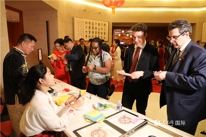 圖為美國(guó)民眾體驗(yàn)中國(guó)春節(jié)民俗。人民網(wǎng)記者 李志偉攝