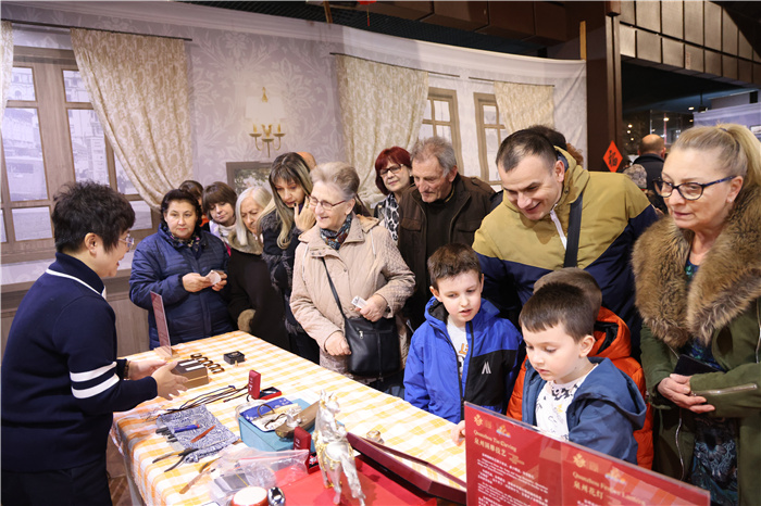 2024年“歡樂春節(jié)”《閩南風(fēng)情》文藝演出和泉州非物質(zhì)文化遺產(chǎn)展演2月6日在塞爾維亞斯梅代雷沃文化中心舉行。圖為當(dāng)?shù)孛癖婓w驗中國非遺手工藝。 貝爾格萊德中國文化中心供圖