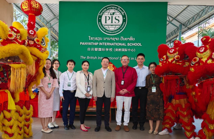 駐老撾使館臨時代辦王暢與白云碧國際學(xué)校校方、參會志愿者教師合影。活動主辦方供圖