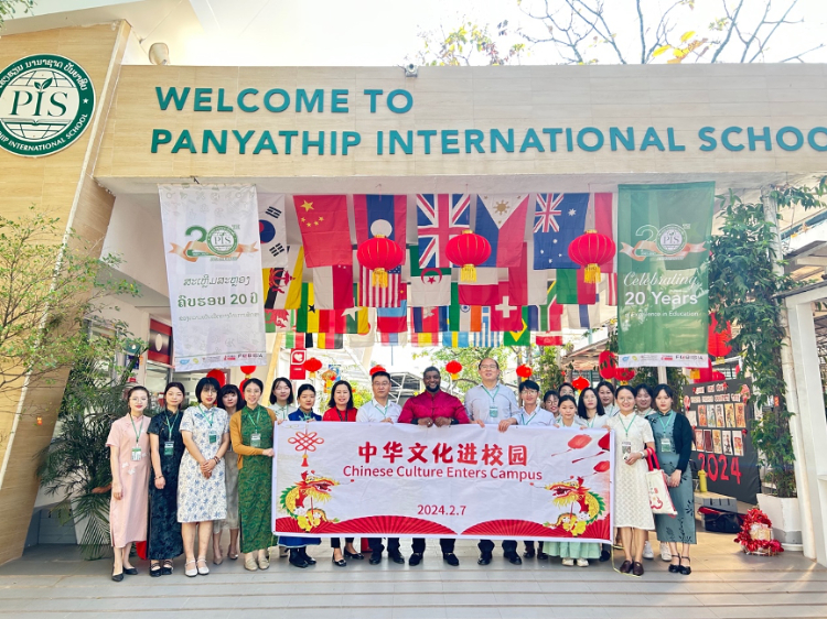 駐老撾使館政治處主任杜長青與白云碧國際學(xué)校校方、參會志愿者教師合影。活動主辦方供圖