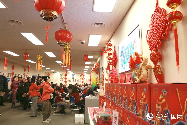 現(xiàn)場(chǎng)洋溢著濃郁的新春氛圍。人民網(wǎng) 許可攝