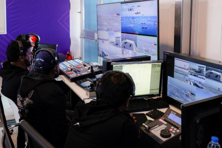 工作人員在監(jiān)控比賽。主辦方供圖