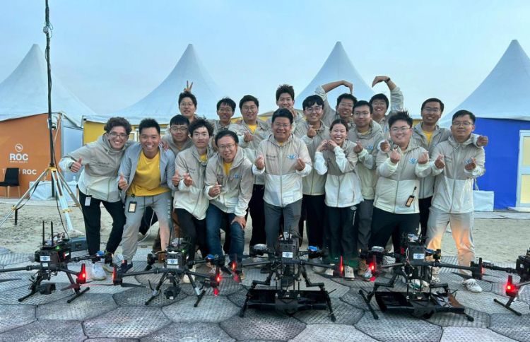飛鷹隊(duì)部分隊(duì)員在賽后合影。北京理工大學(xué)供圖