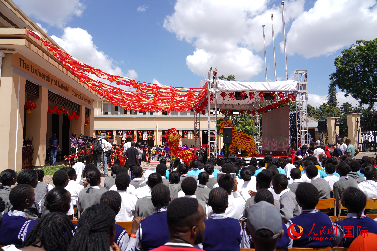 師生在觀看舞獅表演。人民網(wǎng)記者 黃煒鑫攝