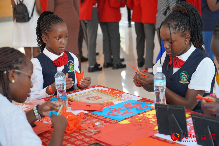 學(xué)生在體驗剪窗花。人民網(wǎng)記者 黃煒鑫攝