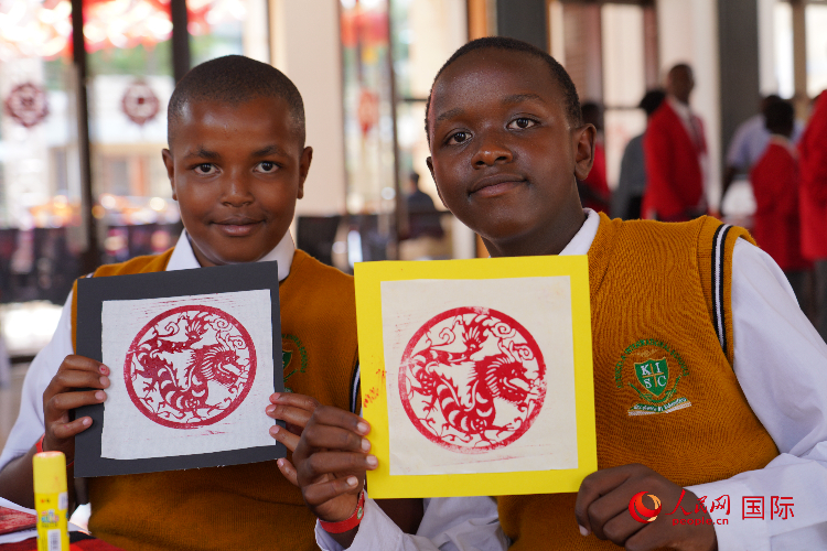 學(xué)生展示拓印作品。人民網(wǎng)記者 黃煒鑫攝