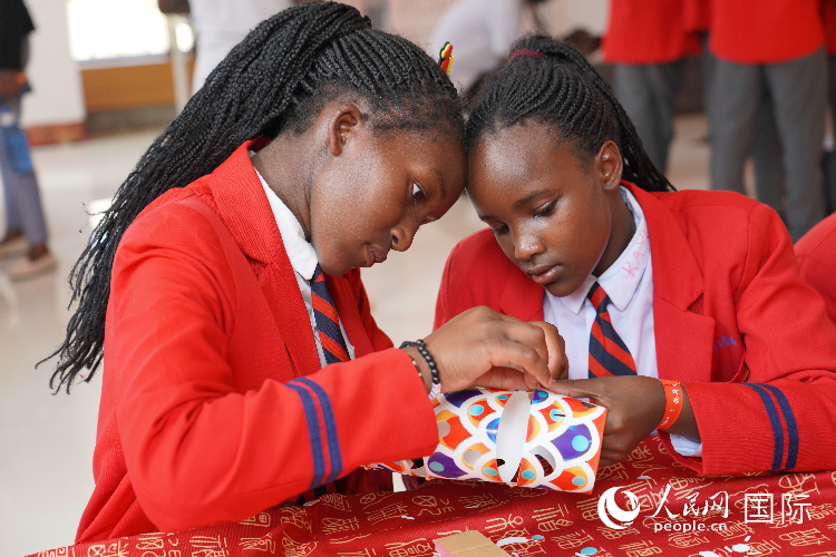 學(xué)生在手工制作紙龍。人民網(wǎng)記者 黃煒鑫攝