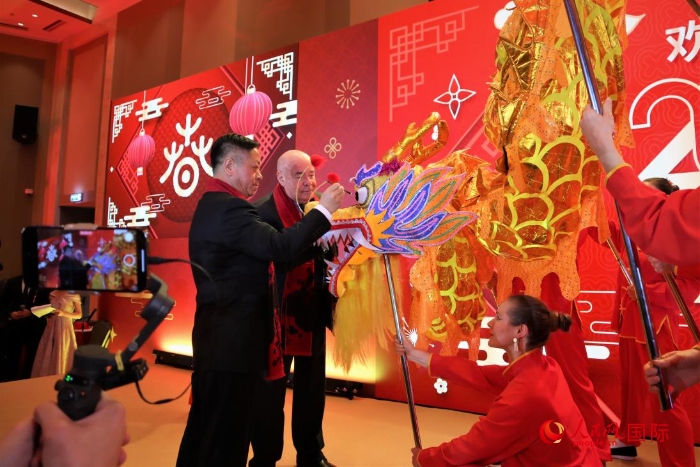 張漢暉（左）、施威特科（右）共同為彩龍點睛。于子恒攝