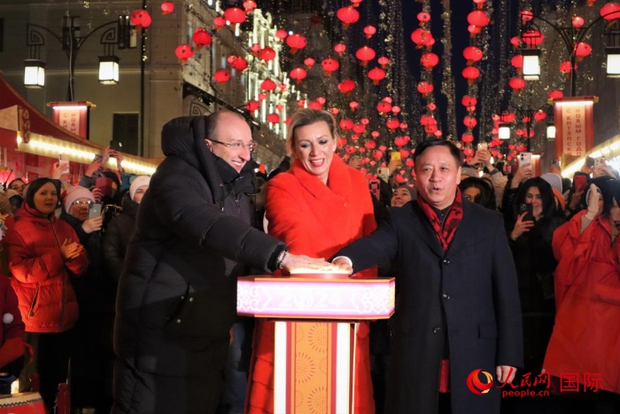 張漢暉、扎哈羅娃、科茲洛夫（從右至左）共同按下活動啟動按鈕。于子恒攝