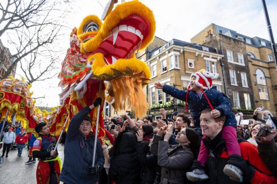 2月11日，人們在英國倫敦的新春巡游活動(dòng)中觀看舞龍表演。新華社發(fā)（史蒂芬·程攝）