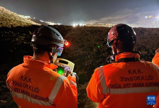 2月13日，救援人員在土耳其東部埃爾津詹省伊利奇區(qū)礦難現(xiàn)場工作。新華社發(fā)（穆斯塔法·卡亞攝）