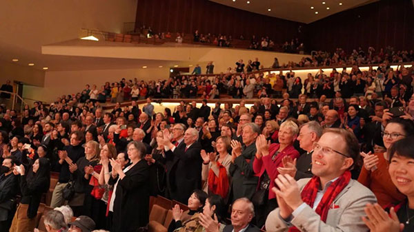 中德觀眾觀看中央民族樂團(tuán)“”天地永樂·中國節(jié)“”音樂會。中國駐德國大使館供圖