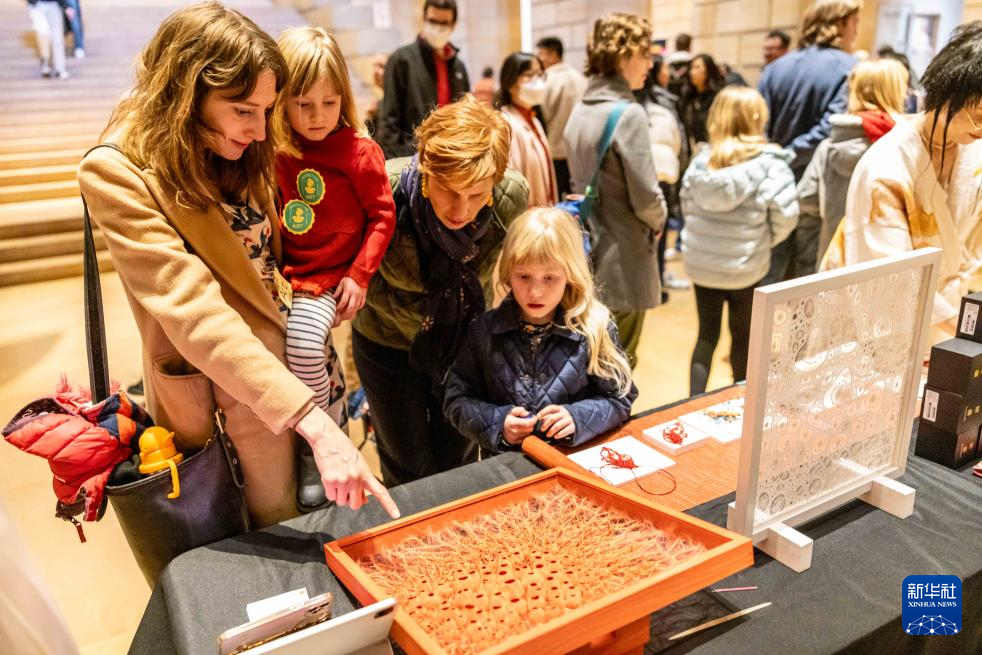 2月11日，參觀者在美國費城藝術(shù)博物館舉行的龍年迎新春活動上觀看刺繡作品。新華社發(fā)（周煥新攝）