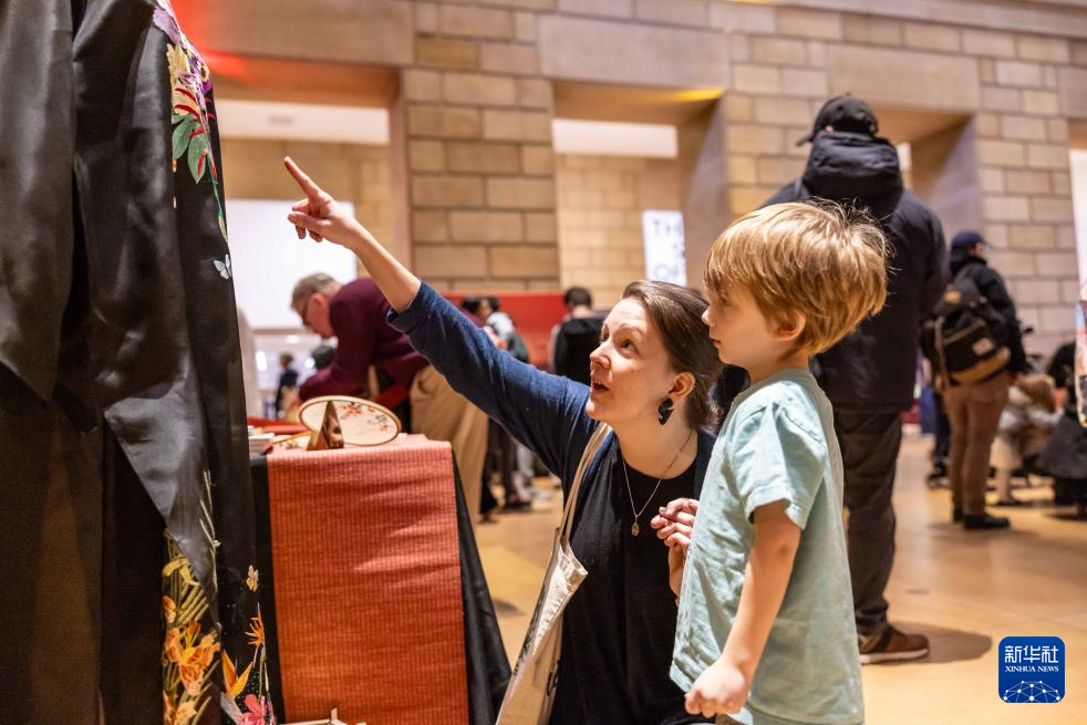 2月11日，參觀者在美國費城藝術(shù)博物館舉行的龍年迎新春活動上觀看中國傳統(tǒng)服飾。新華社發(fā)（周煥新攝）