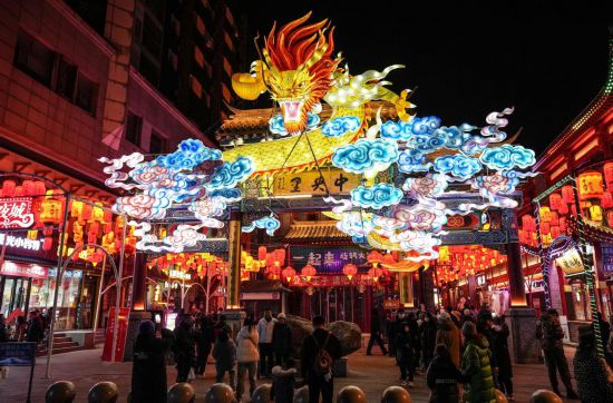 2月11日，游客在沈陽中街游覽。春節(jié)期間，各地燈火璀璨、火樹銀花，呈現(xiàn)出一幕幕流光溢彩的視覺盛宴。（新華社記者潘昱龍攝）