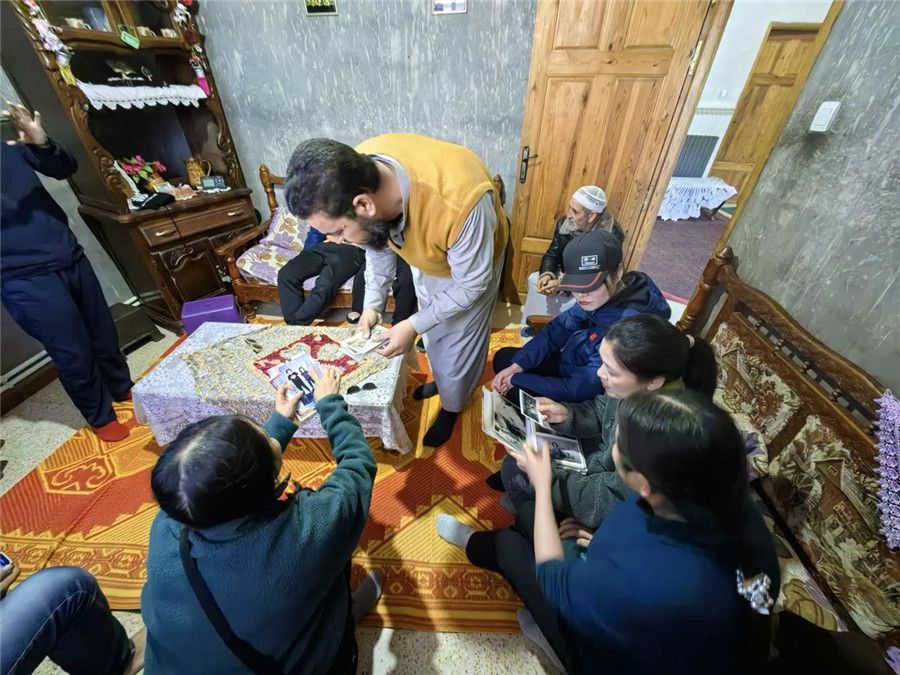 穆罕默德醫(yī)生講述與中國(guó)醫(yī)生結(jié)緣的老照片。中國(guó)第28批援阿爾及利亞醫(yī)療隊(duì)塞地夫分隊(duì)供圖