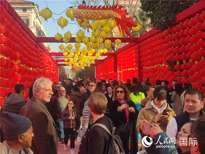 游園會(huì)入口處張燈結(jié)彩，人流如織。人民網(wǎng)記者鄭彬攝