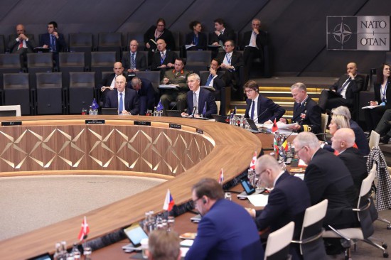 這是2月15日在比利時(shí)布魯塞爾拍攝的北約防長(zhǎng)會(huì)現(xiàn)場(chǎng)。為期一天的北約成員國(guó)國(guó)防部長(zhǎng)會(huì)議15日在比利時(shí)首都布魯塞爾結(jié)束。會(huì)議就加強(qiáng)北約的威懾和防御以及對(duì)烏克蘭的支持等問題展開討論。新華社記者趙丁喆攝