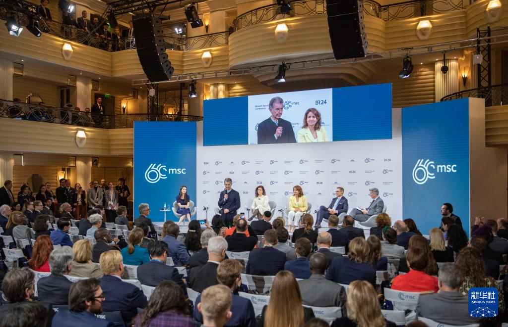 2月18日，慕安會主席克里斯托夫·霍伊斯根（中左二）在德國慕尼黑舉行的第60屆慕尼黑安全會議上發(fā)表閉幕致辭。新華社記者 張帆 攝