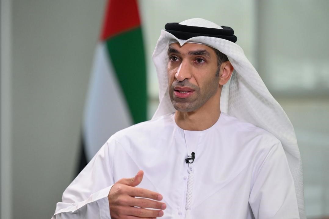 阿聯(lián)酋外貿(mào)國務(wù)部長薩尼·宰尤迪接受采訪。阿聯(lián)酋通訊社供圖
