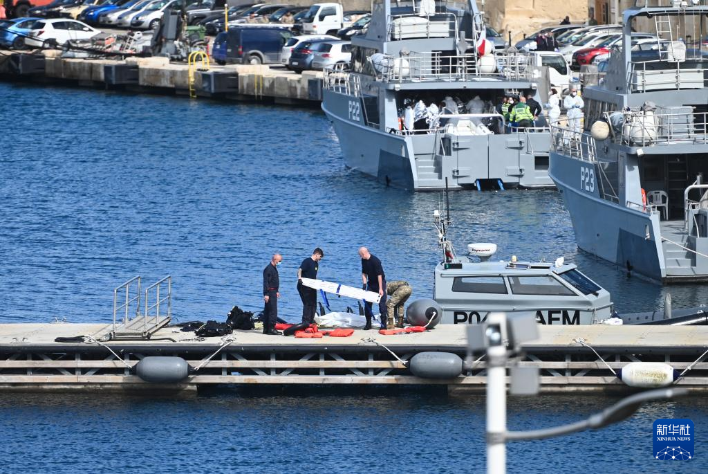 2月23日，在馬耳他皮耶塔，工作人員準備搬運一具非法移民遇難者遺體。新華社發(fā)（喬納森·博格攝）