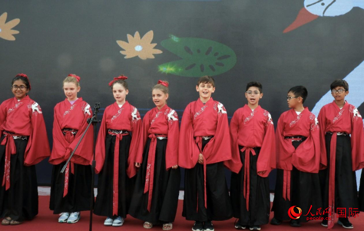 來自世界各地的小朋友一同誦讀中國古詩。人民網(wǎng) 滕婧含攝