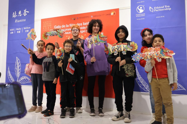 孩子們拿著元宵彩燈合影。拉巴特中國文化中心供圖