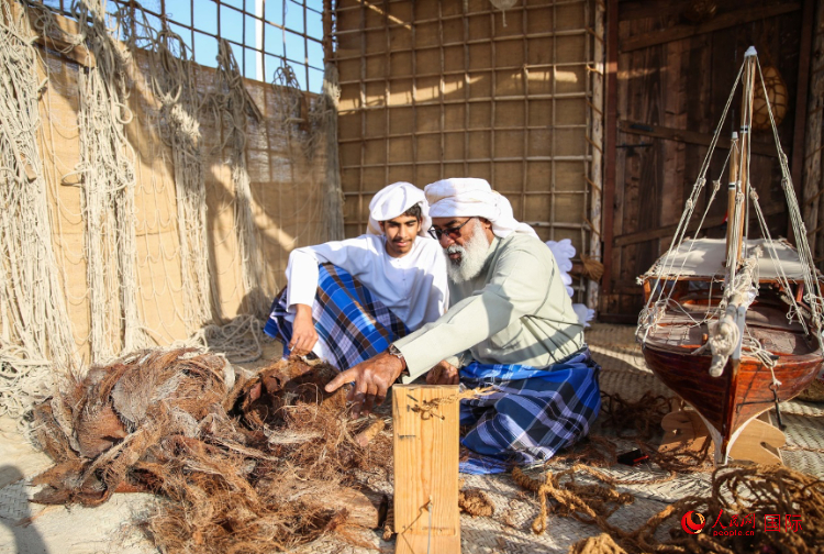 手工藝者展示如何用棕櫚葉制作繩子。人民網(wǎng) 塔里克·易卜拉欣攝
