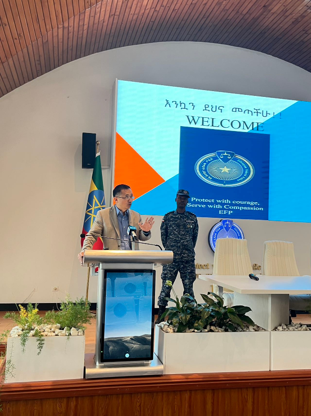 圖為駐埃塞使館首席館員申欽民公參致辭。亞的斯亞貝巴大學(xué)孔子學(xué)院供圖