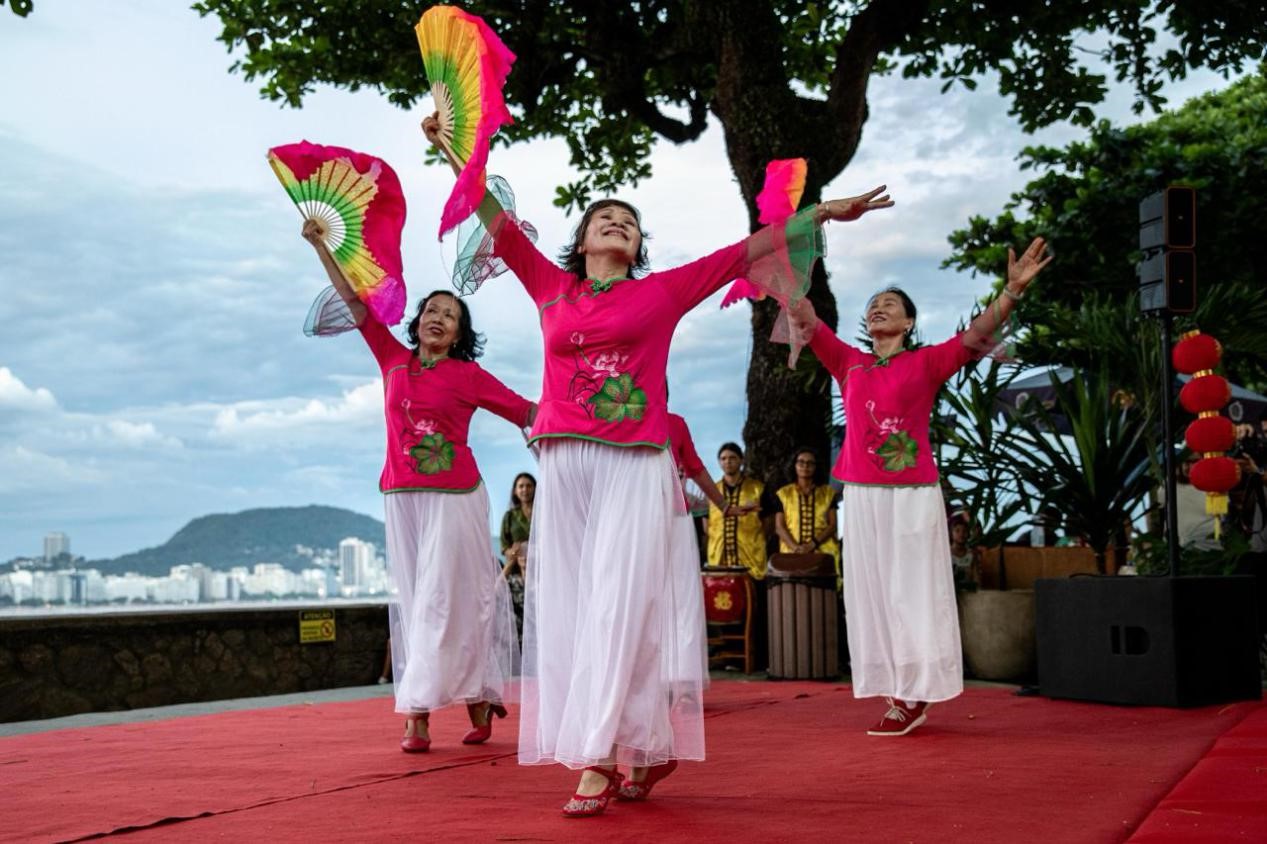 當(dāng)?shù)貢r間2月24日晚，2024年元宵節(jié)慶?；顒釉诎臀骼锛s熱內(nèi)盧市科帕卡巴納要塞舉辦。巴西山河文化促進(jìn)中心供圖