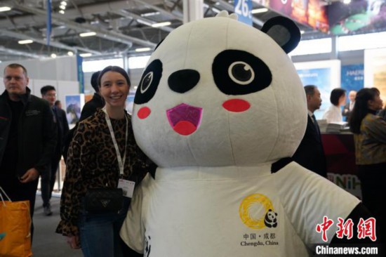 3月5日，2024年柏林國際旅游交易會(ITB)在柏林會展中心拉開帷幕。以“你好！中國”為主題的中國展區(qū)當日亮相展會。圖為觀眾與大熊貓人偶合影。中新社記者 馬秀秀 攝