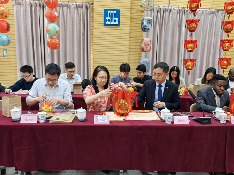 燈籠文化交流活動(dòng)現(xiàn)場(chǎng)。中建國(guó)際中西非公司供圖