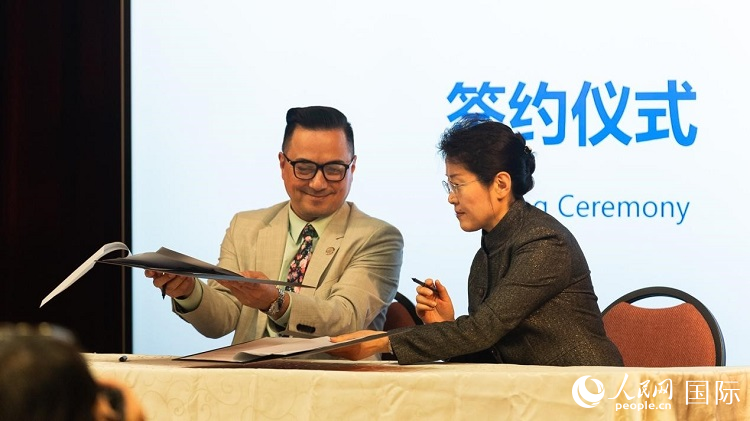 山東省圖書館與舊金山公共圖書館簽署合作協(xié)議。