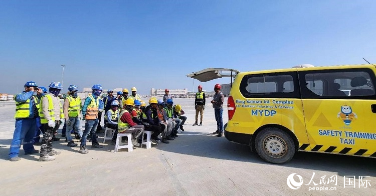 安全宣講出租車(chē)在現(xiàn)場(chǎng)播放安全視頻。人民網(wǎng)記者 管克江攝