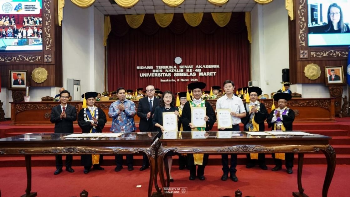 西華大學(xué)、三一一大學(xué)、印尼鋰源新材料有限公司、四川鋰源新能源有限公司四方共同簽署國際合作協(xié)議。印尼三一一大學(xué)孔子學(xué)院供圖