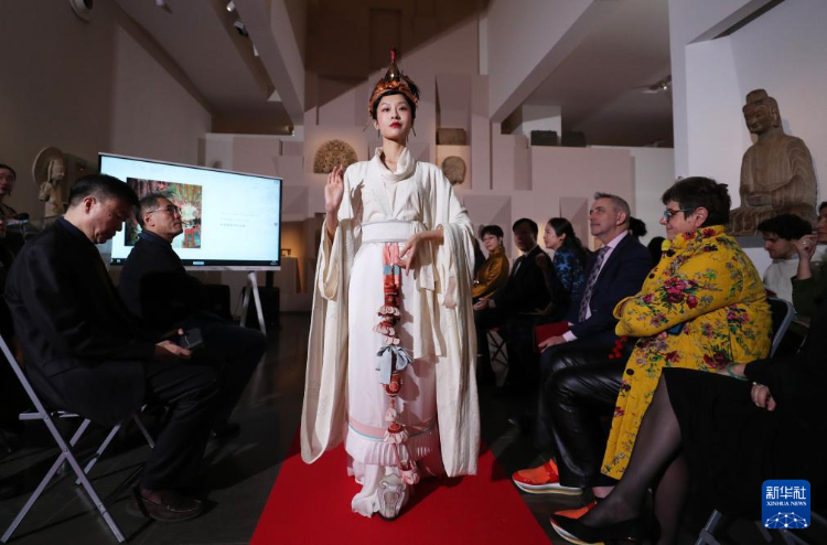 3月13日，在位于法國(guó)巴黎的吉美國(guó)立亞洲藝術(shù)博物館，模特展示敦煌復(fù)原服飾。新華社記者 高靜 攝
