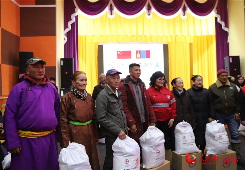 3月18日，向受災(zāi)牧民分發(fā)中方賑災(zāi)物資現(xiàn)場。人民網(wǎng)記者 霍文攝