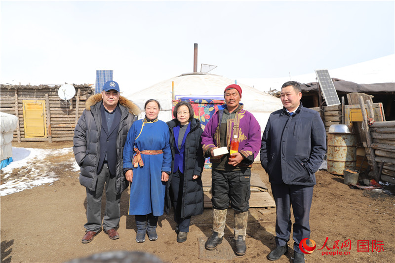 5.3月18日，沈大使與牧民及縣領(lǐng)導(dǎo)合影。人民網(wǎng)記者 霍文攝