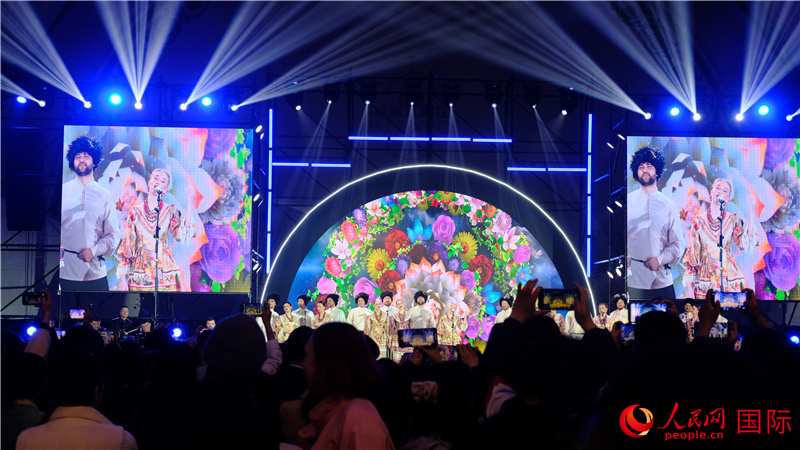 中俄觀眾欣賞俄羅斯傳統(tǒng)歌舞表演。人民網(wǎng) 褚夢琦攝