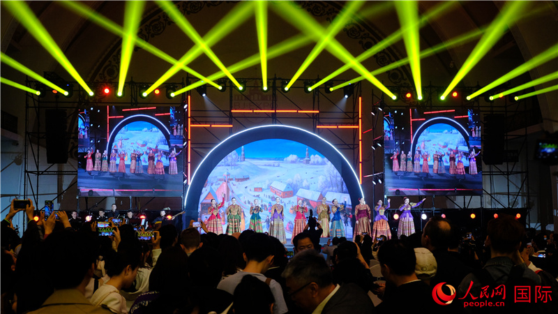 中俄觀眾欣賞俄羅斯傳統(tǒng)歌舞表演。人民網(wǎng) 褚夢琦攝