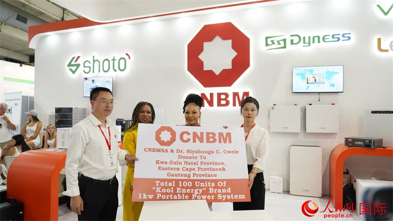 18日下午，中國建材國際南非公司向夸祖魯納塔爾省、東開普省及豪登省三省的社區(qū)捐贈100臺KOOL ENERGY移動電源設(shè)備(UPS)。人民網(wǎng) 劉暢攝