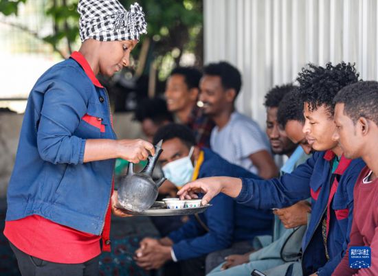 2024年2月16日，在埃塞俄比亞杜凱姆市的東方工業(yè)園，工人在工作間隙休息。 新華社記者 李亞輝 攝