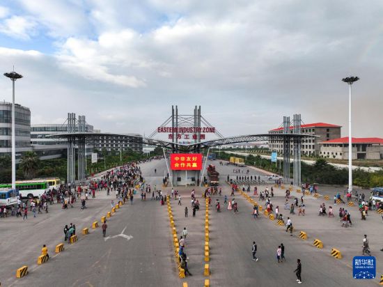 這是2023年11月3日在埃塞俄比亞杜凱姆市拍攝的東方工業(yè)園大門（無人機(jī)照片）。 新華社發(fā)（東方工業(yè)園供圖）