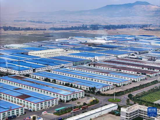這是2023年11月3日在埃塞俄比亞杜凱姆市拍攝的東方工業(yè)園（無人機(jī)照片）。 新華社發(fā)（東方工業(yè)園供圖）