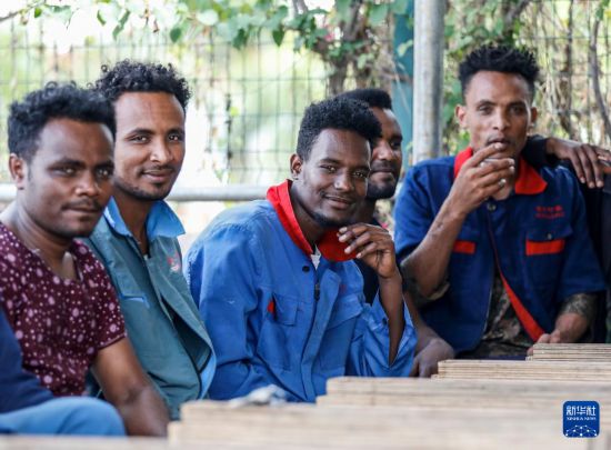 2024年2月16日，在埃塞俄比亞杜凱姆市的東方工業(yè)園，工人在工作間隙休息。 新華社記者 李亞輝 攝