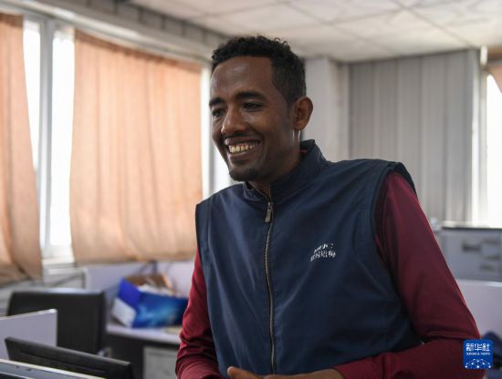 2024年2月16日，在埃塞俄比亞杜凱姆市的東方工業(yè)園，東方紡織印染有限公司經(jīng)理格圖·克貝貝接受新華社記者采訪。 新華社記者 李亞輝 攝