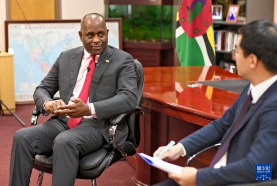 3月4日，多米尼克總理斯凱里特在首都羅索接受新華社記者專訪。新華社記者 趙凱 攝