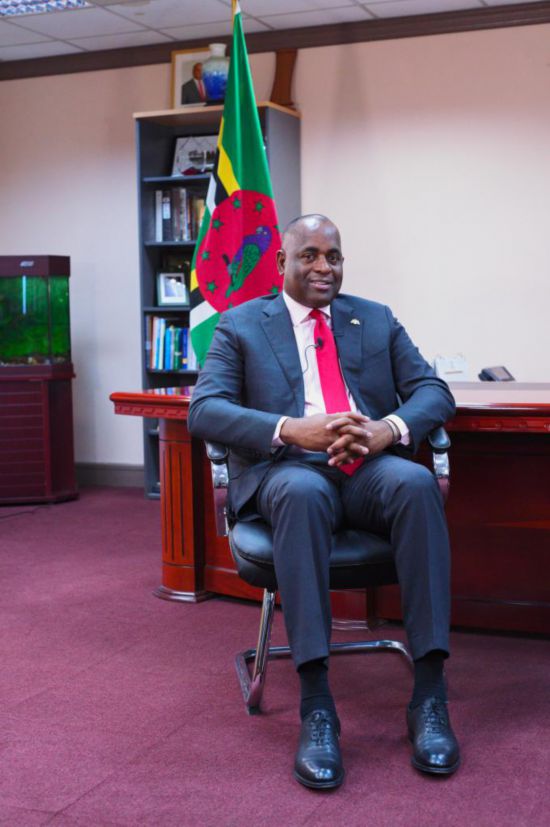 3月4日，多米尼克總理斯凱里特在首都羅索的總理辦公室接受新華社記者獨家專訪。新華社記者 趙凱 攝