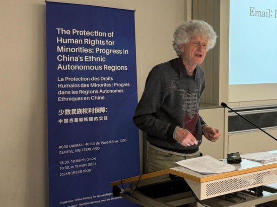 3月18日，由中國(guó)人權(quán)研究會(huì)主辦的“少數(shù)民族權(quán)利保障：中國(guó)西藏和新疆實(shí)踐”主題講座在瑞士日內(nèi)瓦舉行。圖為比利時(shí)知名藏學(xué)家安德烈·拉克魯瓦在講座上發(fā)言。新華社記者石松攝